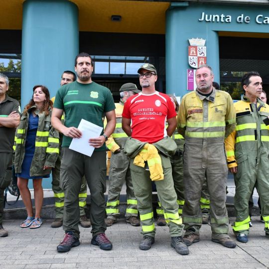 Agentes medioambientales del Bierzo, Laciana y Cabrera se plantan ante las guardias de incendios de manera indefinida | Foto: Dani Merino, InfoBierzo Agentes medioambientales del Bierzo, Laciana y Cabrera se plantan ante las guardias de incendios de manera indefinida | Foto: Dani Merino, InfoBierzo