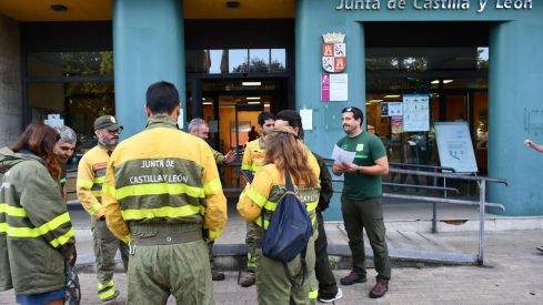 Agentes medioambientales del Bierzo, Laciana y Cabrera se plantan ante las guardias de incendios de manera indefinida | Foto: Dani Merino, InfoBierzo Agentes medioambientales del Bierzo, Laciana y Cabrera se plantan ante las guardias de incendios de manera indefinida | Foto: Dani Merino, InfoBierzo