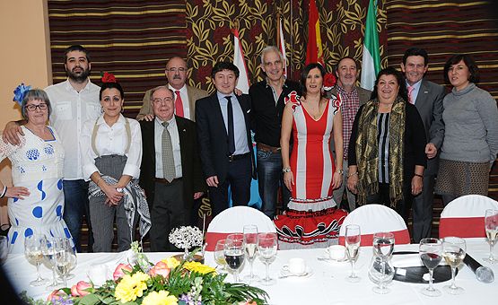 la Junta Directiva de la Casa de Andalucía durante la entrega del Olivo de Plata este año