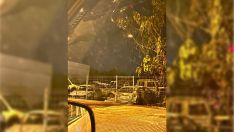 Coches calcinados tras un incendio en la avenida de Galicia de Ponferrada | Foto: Telegram
