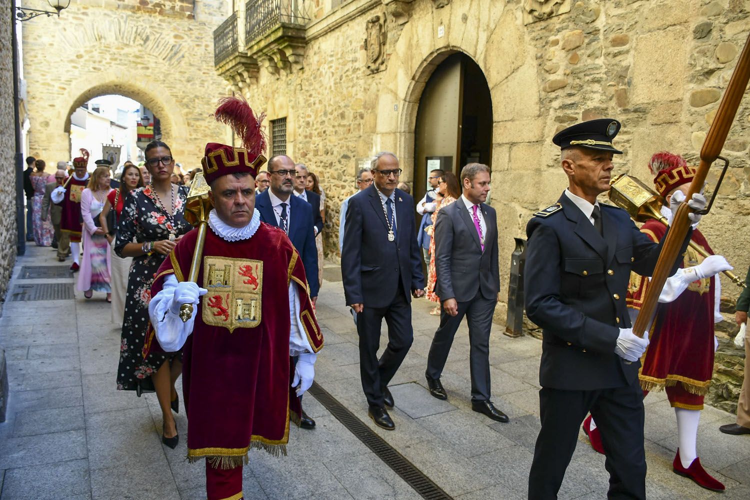 Desfile de la corporación municipal, junto a pedanías, asociaciones y barrios del Ayuntamiento de Ponferrada (2) Desfile de la corporación municipal, junto a pedanías, asociaciones y barrios del Ayuntamiento de Ponferrada (2)
