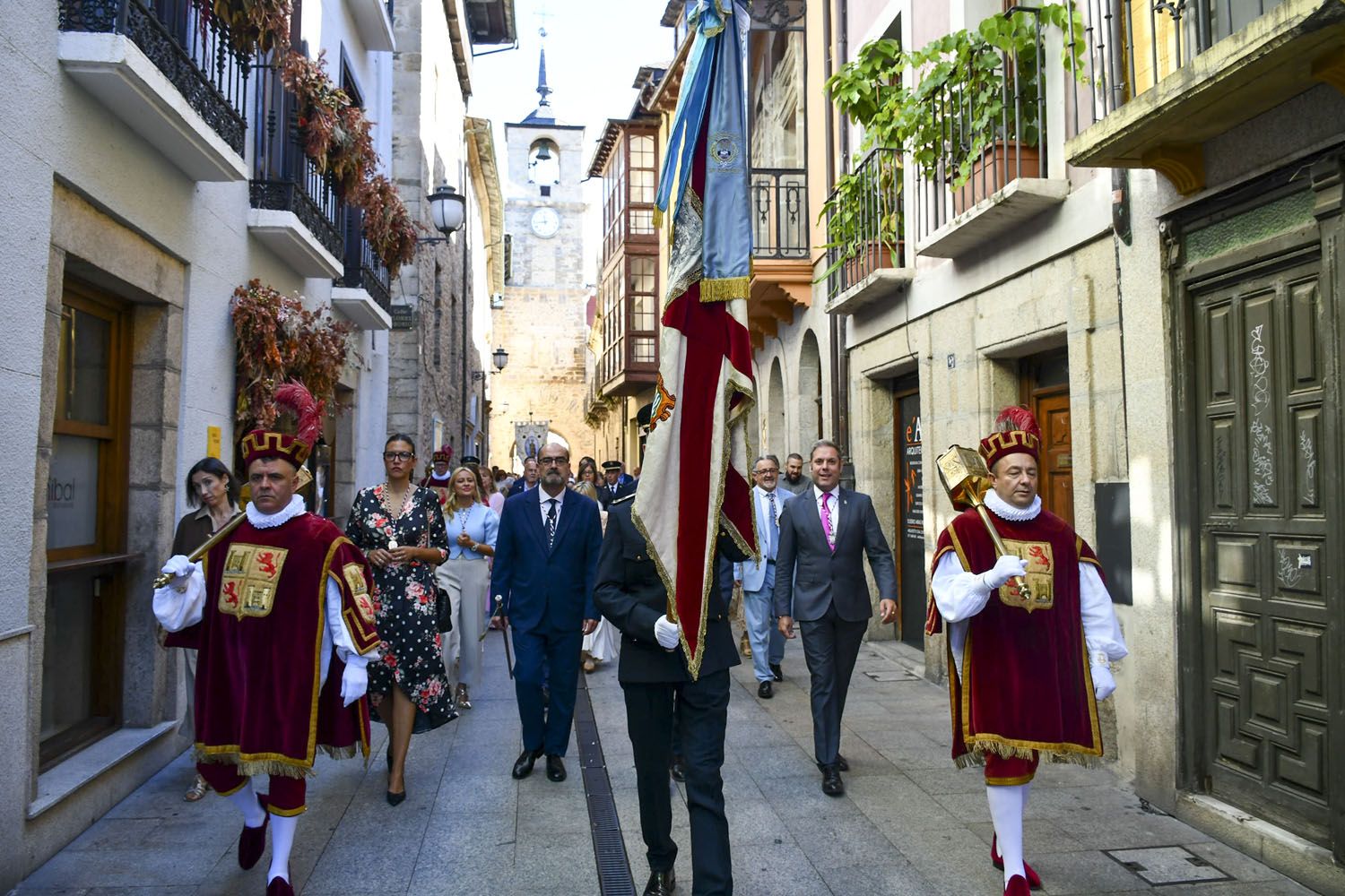 Desfile de la corporación municipal, junto a pedanías, asociaciones y barrios del Ayuntamiento de Ponferrada (5) Desfile de la corporación municipal, junto a pedanías, asociaciones y barrios del Ayuntamiento de Ponferrada (5)