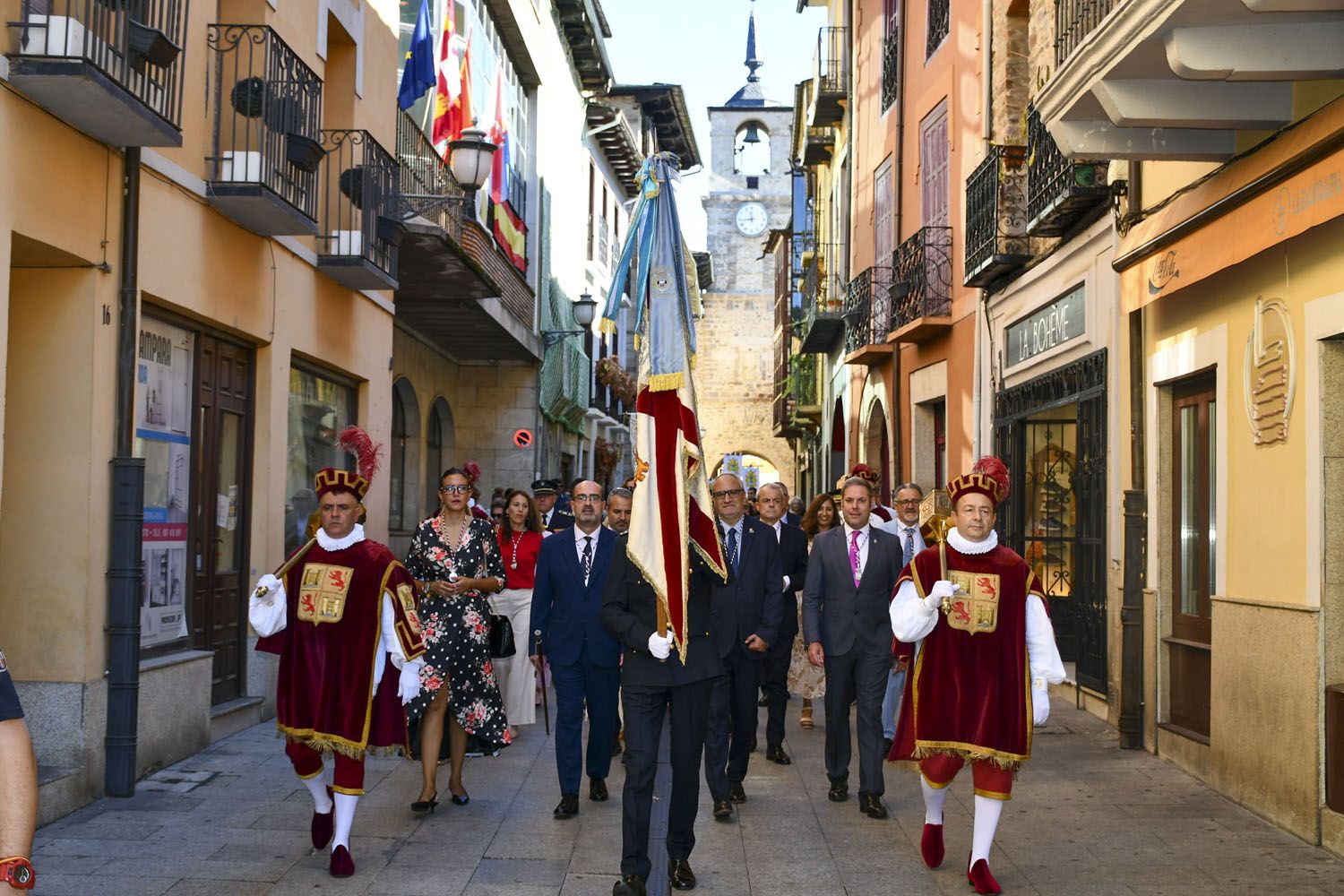 Desfile de la corporación municipal, junto a pedanías, asociaciones y barrios del Ayuntamiento de Ponferrada | Foto: Dani Merino, InfoBierzo Desfile de la corporación municipal, junto a pedanías, asociaciones y barrios del Ayuntamiento de Ponferrada | Foto: Dani Merino, InfoBierzo