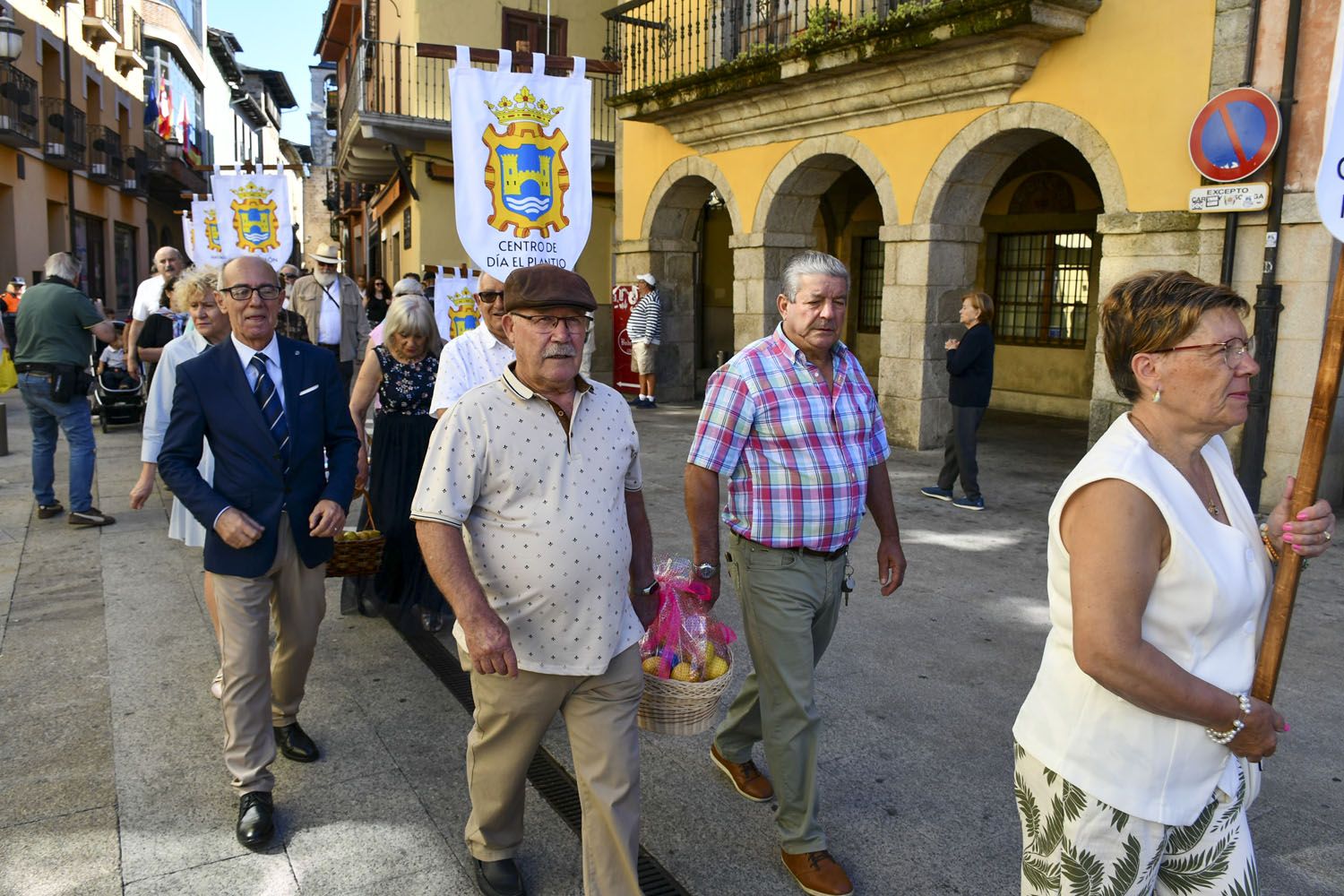 Desfile de la corporación municipal, junto a pedanías, asociaciones y barrios del Ayuntamiento de Ponferrada (9) Desfile de la corporación municipal, junto a pedanías, asociaciones y barrios del Ayuntamiento de Ponferrada (9)