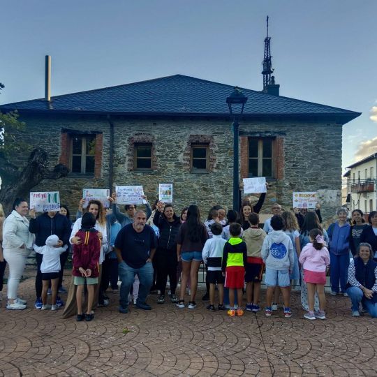 Concentración del colegio de Priaranza del Bierzo | Foto: ICAL
