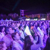 Gente viendo a Panorama en las Fiestas de la Encina (16)