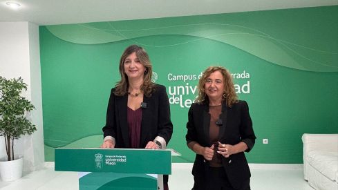 La rectora de la Universidad de León, Nuria González a la izq junto a la vicerrectora del Campus de Ponferrada, Pilar Marqués