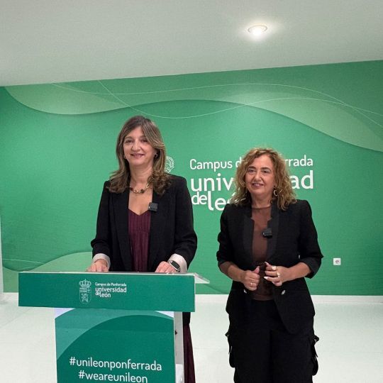 La rectora de la Universidad de León, Nuria González a la izq junto a la vicerrectora del Campus de Ponferrada, Pilar Marqués