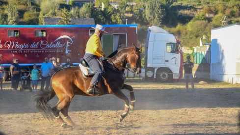 El espectáculo ecurstre 'La magia del caballo' conquista las fiestas del Cristo de Bembibre | Héctor Keudell