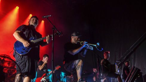 Obús y Boikot incendian Bembibre con una noche de heavy, punk y ska | Héctor Keudell