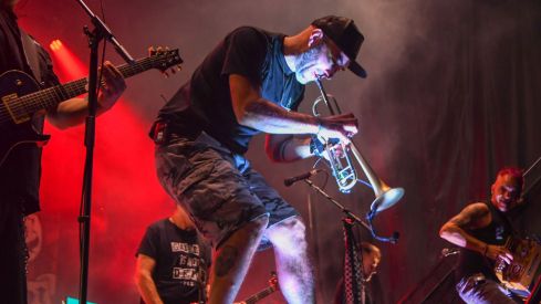 Obús y Boikot incendian Bembibre con una noche de heavy, punk y ska | Héctor Keudell