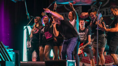Obús y Boikot incendian Bembibre con una noche de heavy, punk y ska | Héctor Keudell Obús y Boikot incendian Bembibre con una noche de heavy, punk y ska | Héctor Keudell