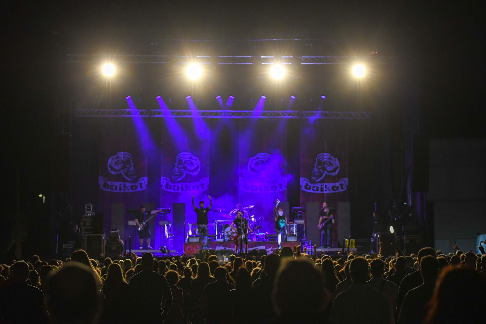 Obús y Boikot despliegan en Bembibre el sonido heavy, punk rock y ska más contundente de las fiestas del Cristo | Héctor Keudell Obús y Boikot despliegan en Bembibre el sonido heavy, punk rock y ska más contundente de las fiestas del Cristo | Héctor Keudell