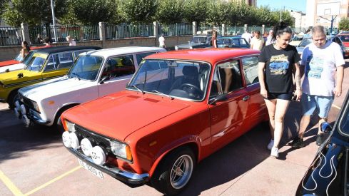Nuevo éxito de la VI Concentración de Coches Clásicos Villa de Bembibre con un centenar de vehículos | Héctor Keudell