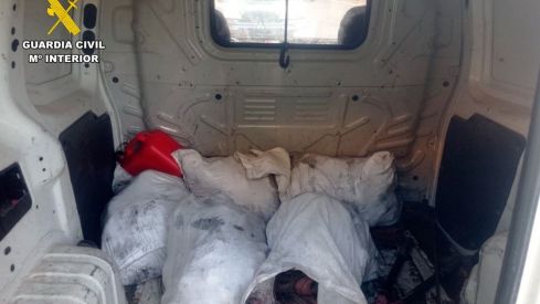 Dos detenidos tras intentar huir de la Guardia Civil en la A-6 con 100 kilos de cobre Dos detenidos tras intentar huir de la Guardia Civil en la A-6 con 100 kilos de cobre
