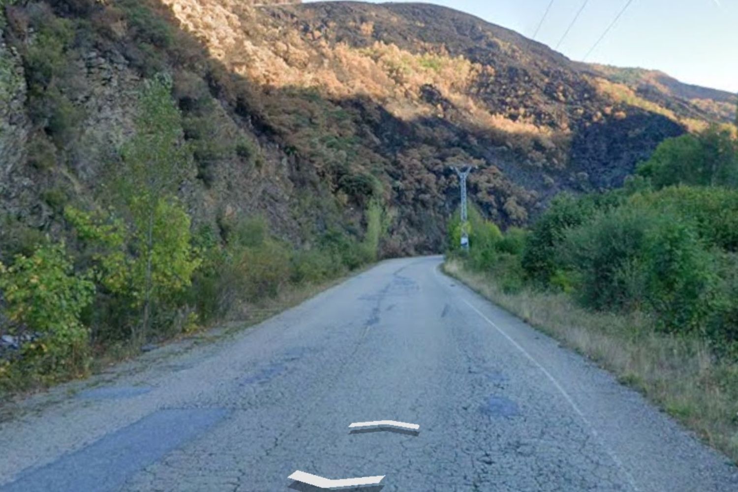 Otro parche para la carretera de Valdeprado mientras sigue pendiente su arreglo integral