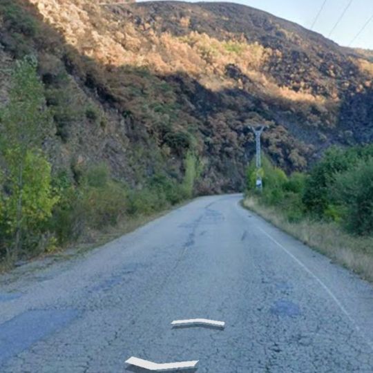 Otro parche para la carretera de Valdeprado mientras sigue pendiente su arreglo integral