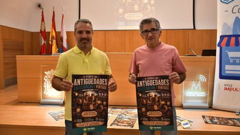 2a Feria de Antigüedades de Ponferrada (1) A la izq el concejal de Comercio, David Pacios, junto al presidente de la Asociación El Desván, Francisco Blanco