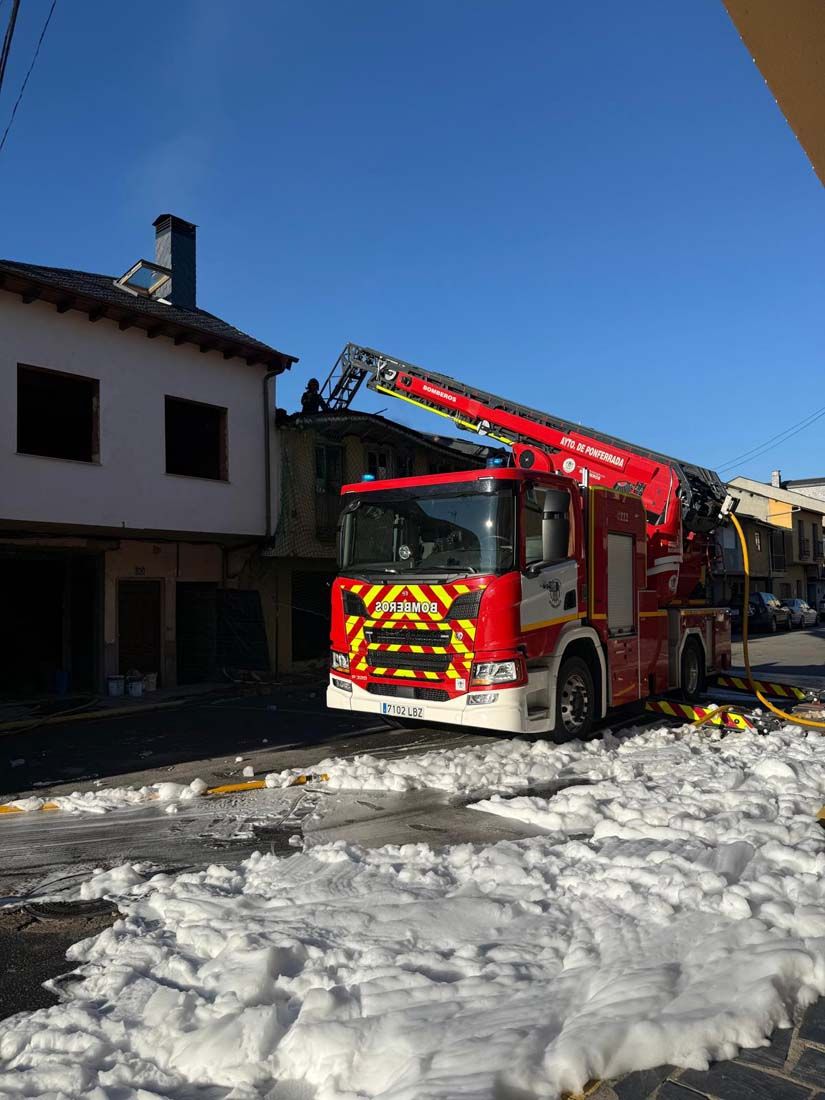 Incendio que afectó a 3 viviendas en Cacabelos (1) Incendio que afectó a 3 viviendas en Cacabelos (1)