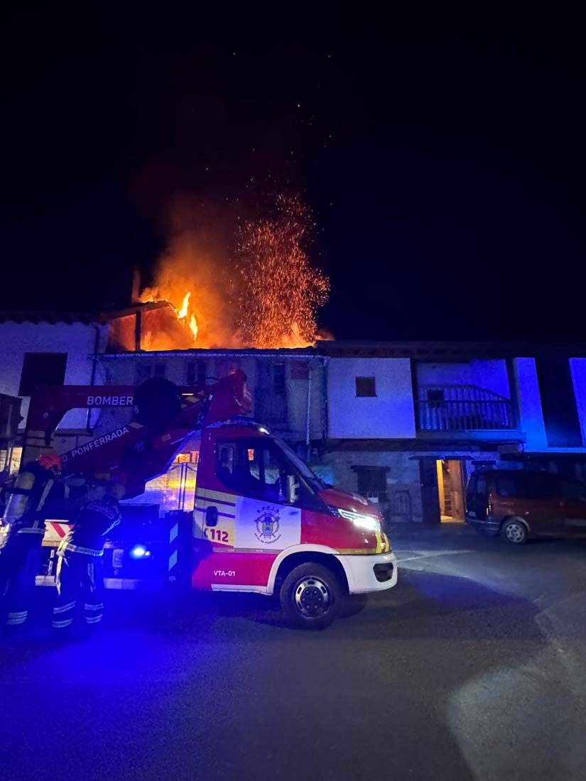 Incendio que afectó a 3 viviendas en Cacabelos (2) Incendio que afectó a 3 viviendas en Cacabelos (2)