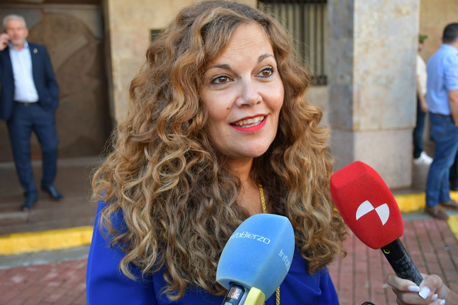 Silvia Cao, alcaldesa de Bembibre en la comitiva de autoridades previa al Día del Cristín Silvia Cao, alcaldesa de Bembibre en la comitiva de autoridades previa al Día del Cristín