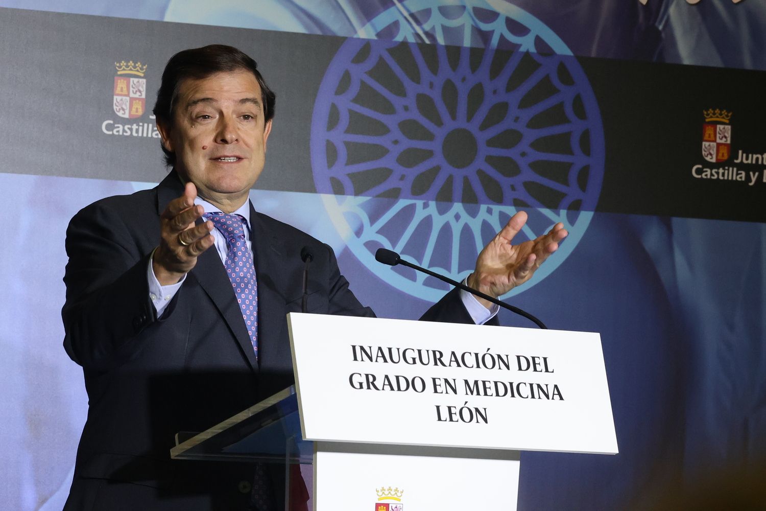 El presidente de la Junta de Castilla y León, Alfonso Fernández Mañueco, durante la inauguración del Grado de Medicina en la ULE | Carlos S. Campillo / ICAL El presidente de la Junta de Castilla y León, Alfonso Fernández Mañueco, durante la inauguración del Grado de Medicina en la ULE | Carlos S. Campillo / ICAL