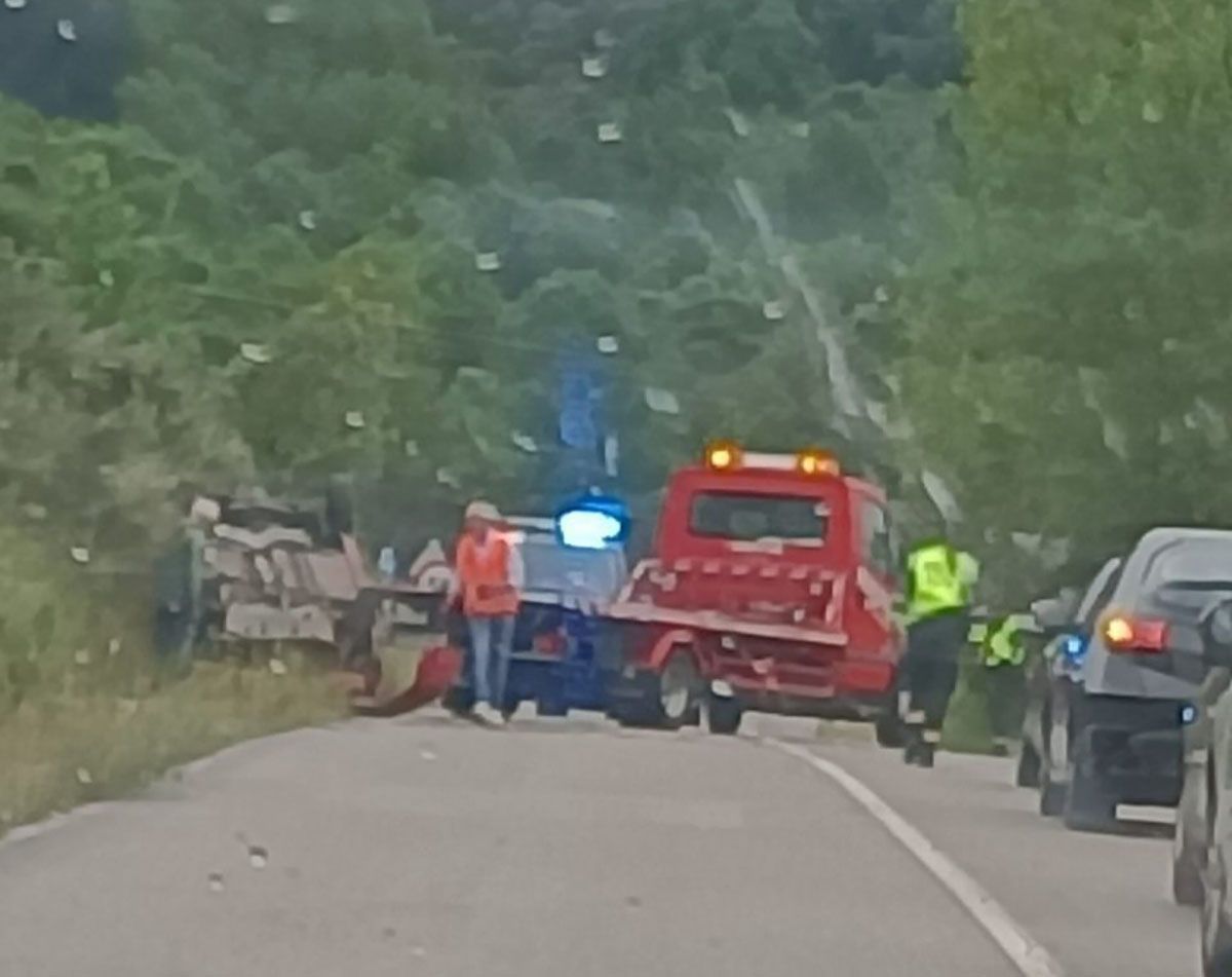 Vuelca un coche en Folgoso de la Ribera