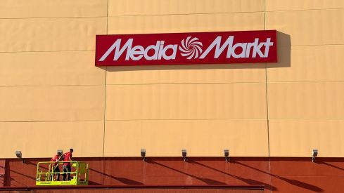 Instalación del cartel de Media Markt en la fachada de El Rosal | Foto: InfoBierzo