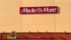 Instalación del cartel de Media Markt en la fachada de El Rosal | Foto: InfoBierzo