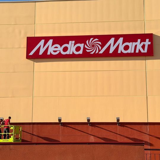 Instalación del cartel de Media Markt en la fachada de El Rosal | Foto: InfoBierzo Instalación del cartel de Media Markt en la fachada de El Rosal | Foto: InfoBierzo