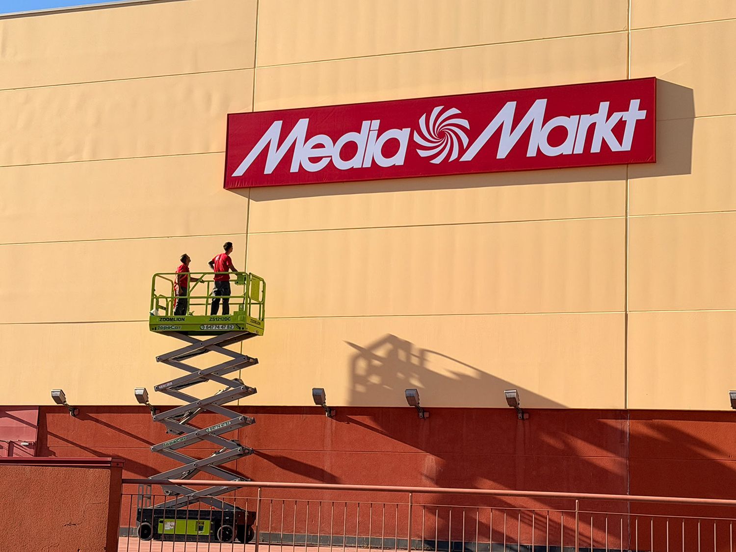Instalación del cartel de Media Markt en la fachada de El Rosal | Foto: InfoBierzo Instalación del cartel de Media Markt en la fachada de El Rosal | Foto: InfoBierzo