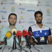 Samuel Conde, entranador del equipo a la izq  junto al capitán, Diego Soarez,