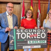 El alcalde de Ponferrada, Marco Morala, y la concejal de Bienestar Social y Familia, Alexandra Rivas, han entregado el cheque con la recaudación a la presidenta de la Junta Local de la Asociación Española Contra el Cáncer, María Ángeles Martín Royo El alcalde de Ponferrada, Marco Morala, y la concejal de Bienestar Social y Familia, Alexandra Rivas, han entregado el cheque con la recaudación a la presidenta de la Junta Local de la Asociación Española Contra el Cáncer, María Ángeles Martín Royo