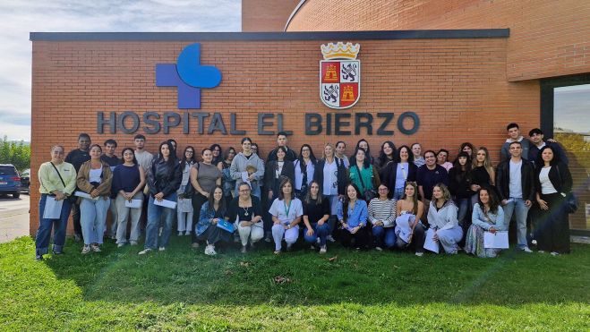 Foto de familia del alumnado en prácticas de TCAE 2026 Foto de familia del alumnado en prácticas de TCAE 2026