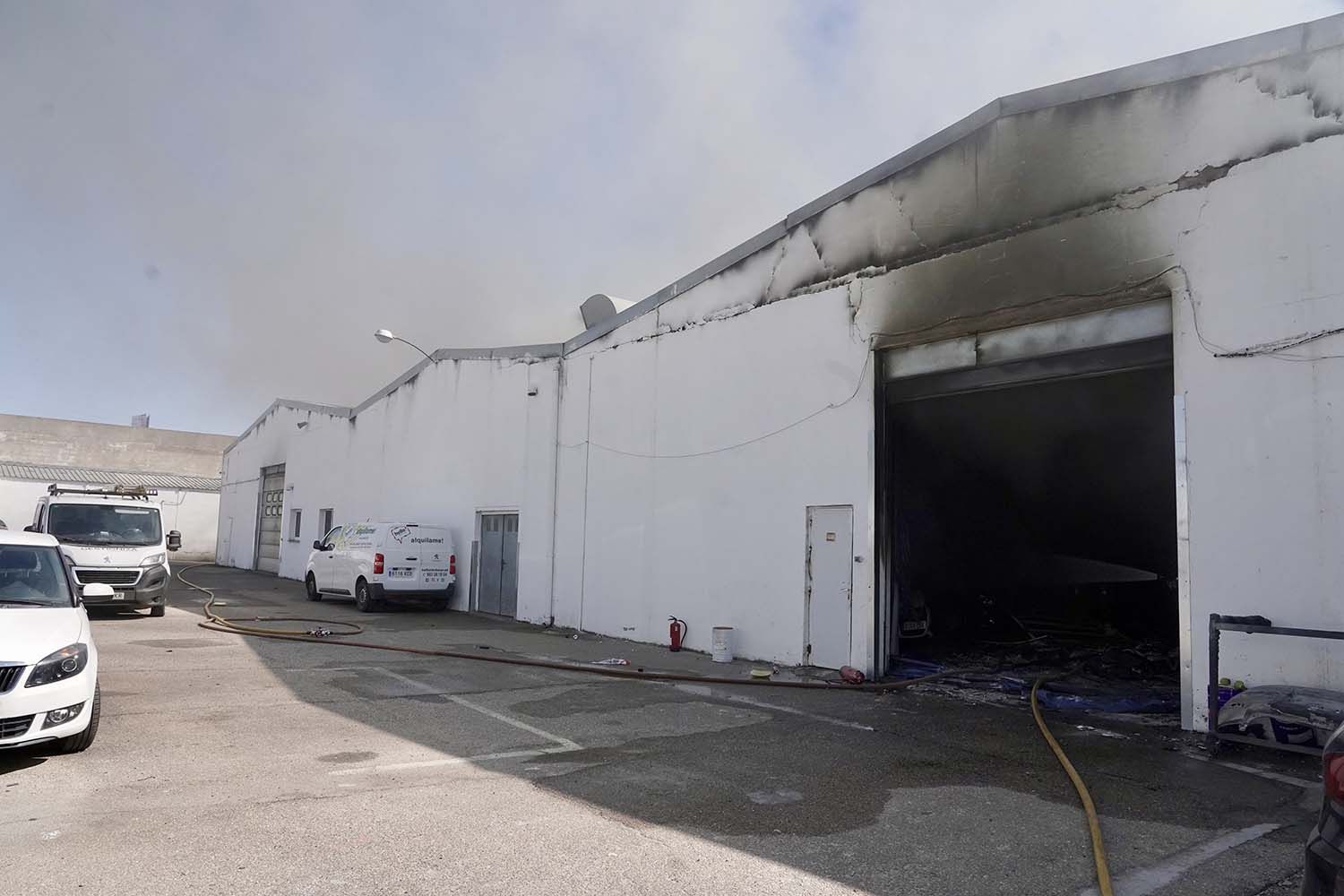 Miriam Chacón / ICAL . Incendio en un concesionario de la Avenida Gijón de Valladolid Miriam Chacón / ICAL . Incendio en un concesionario de la Avenida Gijón de Valladolid