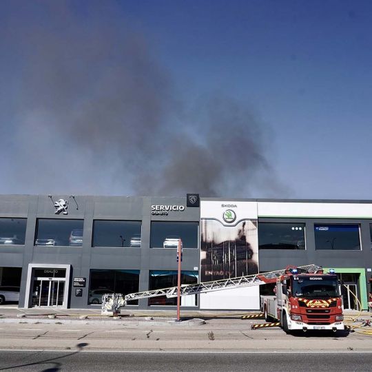 Miriam Chacón / ICAL . Incendio en un concesionario de la Avenida Gijón de Valladolid Miriam Chacón / ICAL . Incendio en un concesionario de la Avenida Gijón de Valladolid