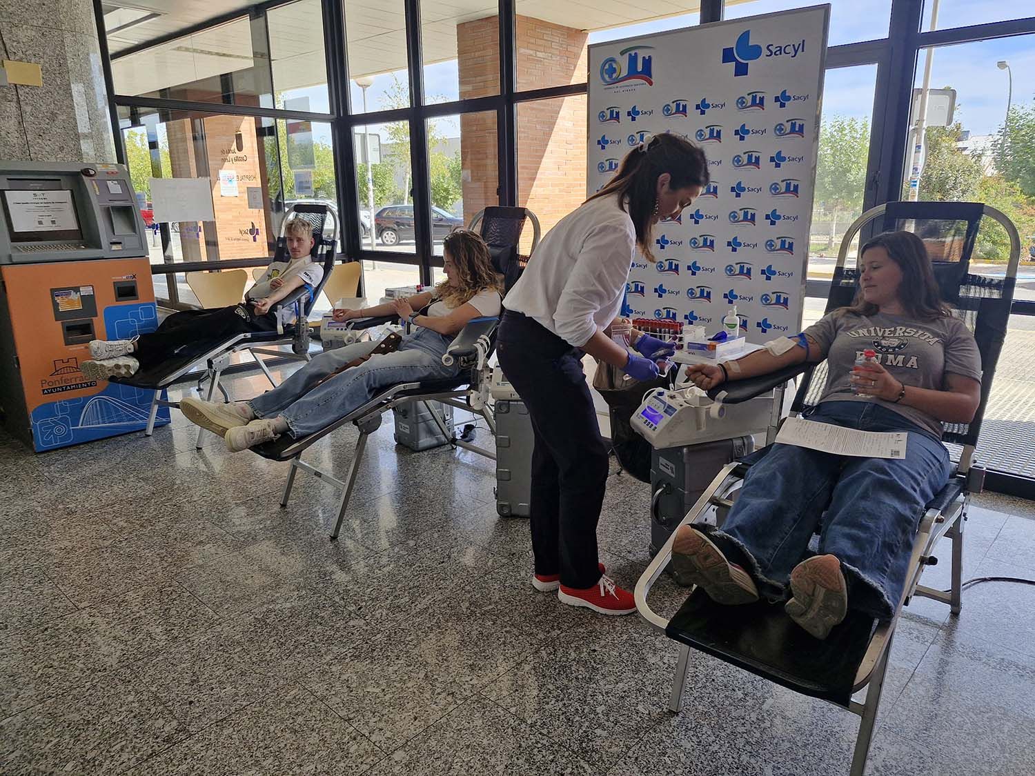 Tres jóvenes donando en la maratón del 18 de septiembre en el Hospital El Bierzo Tres jóvenes donando en la maratón del 18 de septiembre en el Hospital El Bierzo
