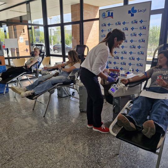 Tres jóvenes donando en la maratón del 18 de septiembre en el Hospital El Bierzo Tres jóvenes donando en la maratón del 18 de septiembre en el Hospital El Bierzo