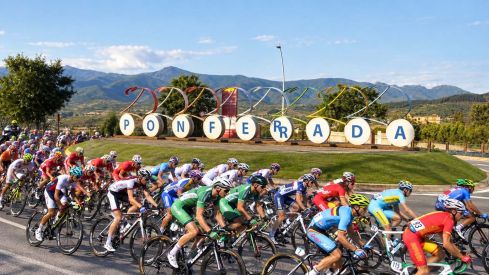 Rotonda de los ciclistas combinada con el pelotón real del Mundial de 2014 Rotonda de los ciclistas combinada con el pelotón real del Mundial de 2014
