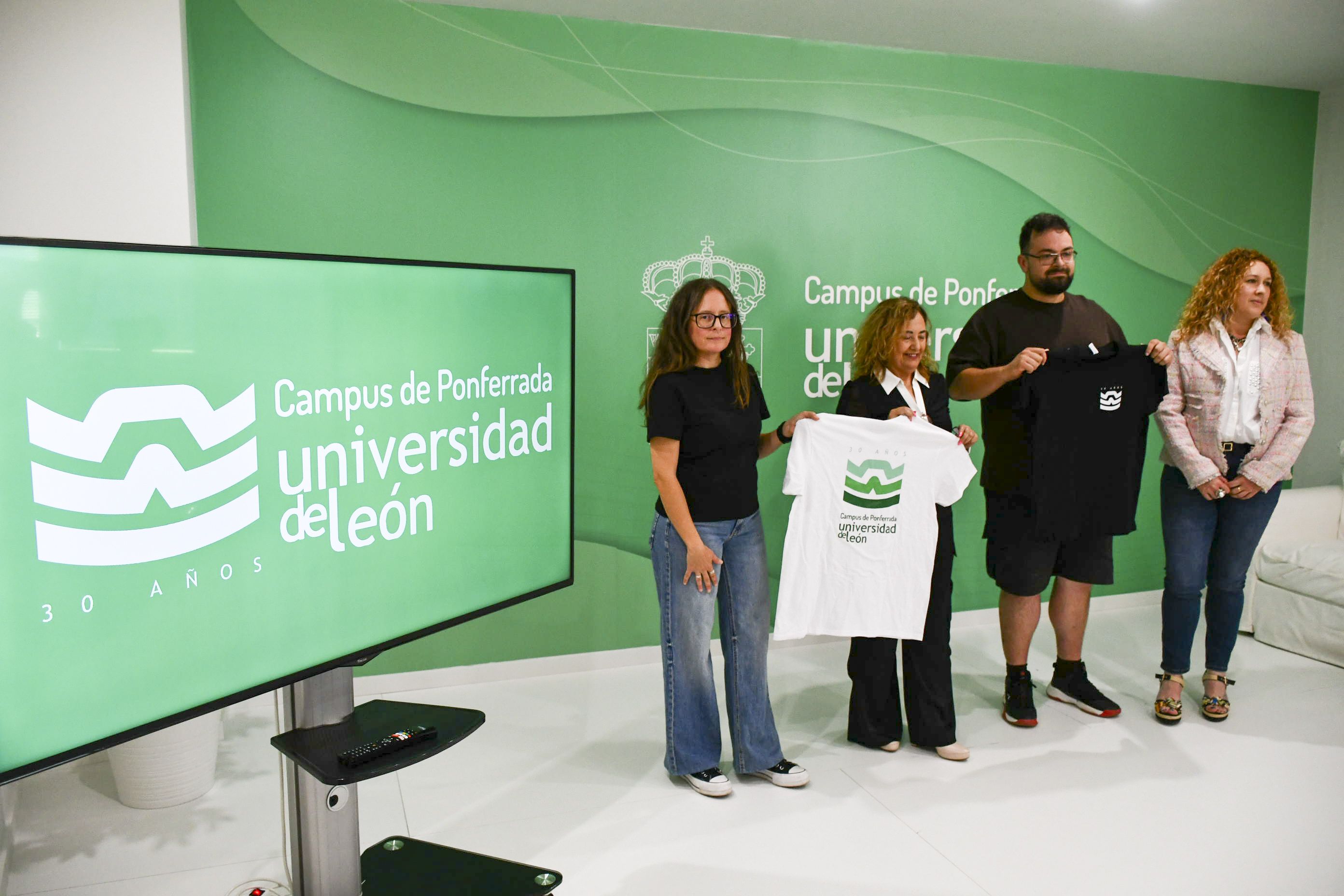 Nueva identidad visual del Campus de Ponferrada con motivo de su 30 aniversario | Foto: Dani Merino, InfoBierzo Nueva identidad visual del Campus de Ponferrada con motivo de su 30 aniversario | Foto: Dani Merino, InfoBierzo
