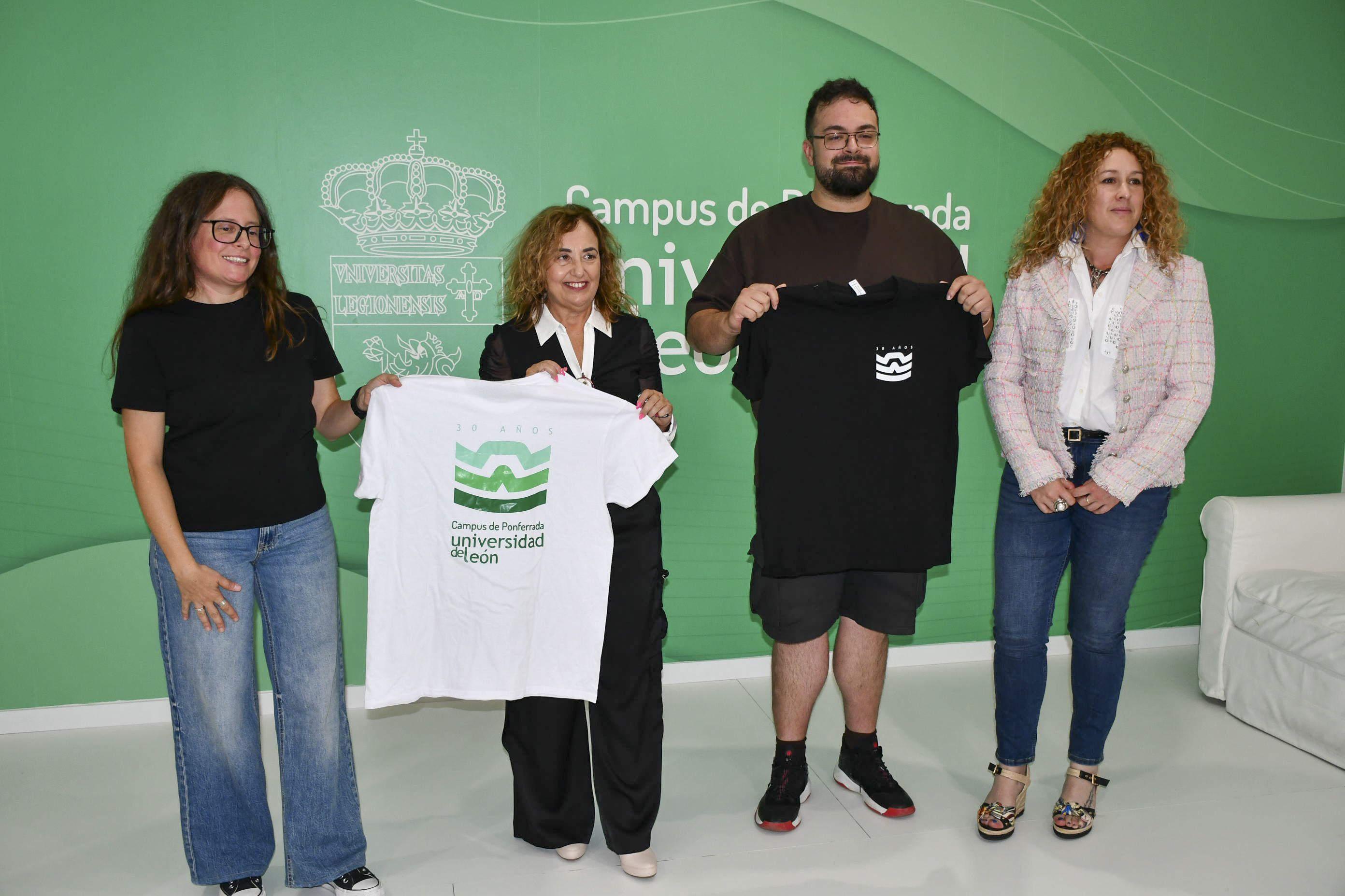Nueva identidad visual del Campus de Ponferrada con motivo de su 30 aniversario (9) Nueva identidad visual del Campus de Ponferrada con motivo de su 30 aniversario (9)