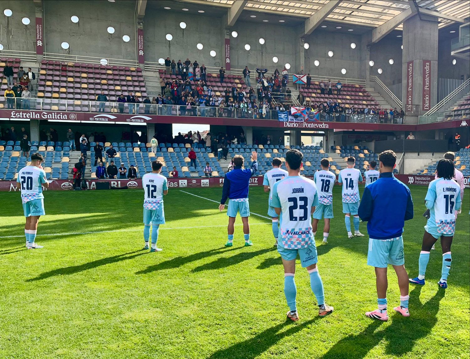 Los jugadores de la Ponferradina saludan a su afición en El Pasarón Los jugadores de la Ponferradina saludan a su afición en El Pasarón
