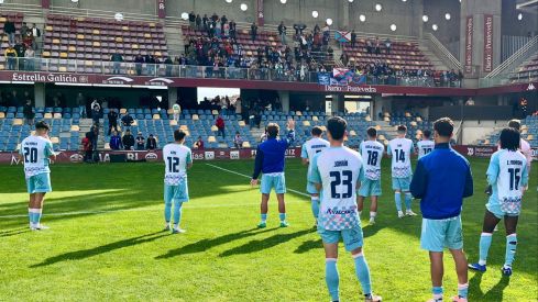 Los jugadores de la Ponferradina saludan a su afición en El Pasarón