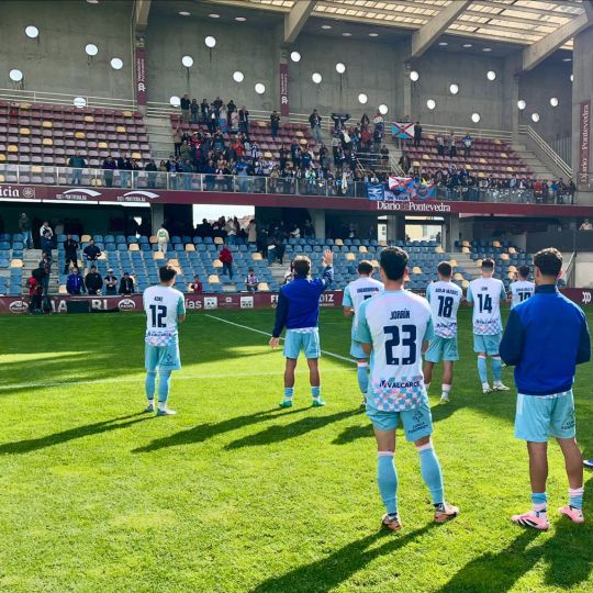 Los jugadores de la Ponferradina saludan a su afición en El Pasarón