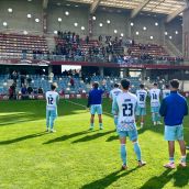 Los jugadores de la Ponferradina saludan a su afición en El Pasarón Los jugadores de la Ponferradina saludan a su afición en El Pasarón