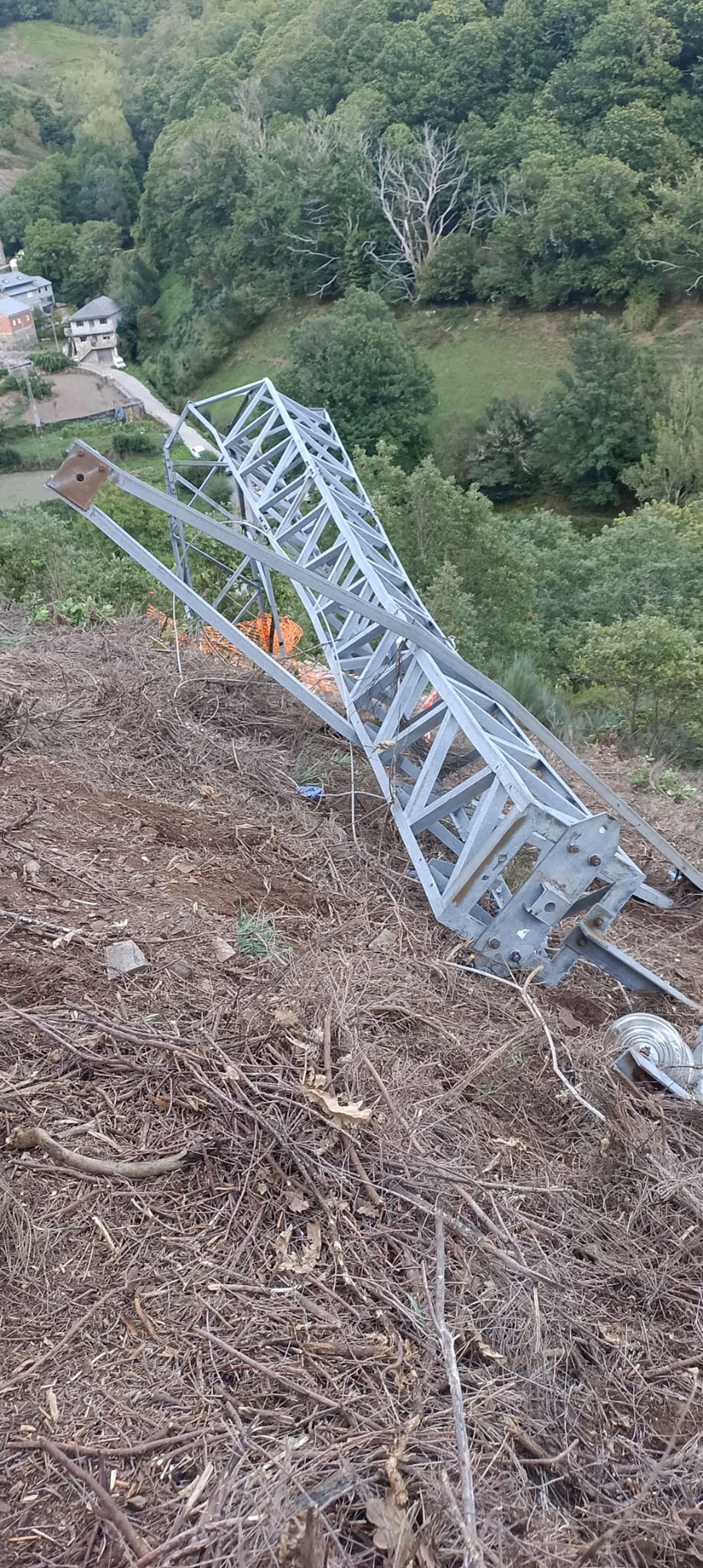 Colapso de la torre eléctrica en Balboa donde dos trabajadores resultaron heridso Colapso de la torre eléctrica en Balboa donde dos trabajadores resultaron heridso