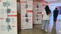 Dos personas observan la exposición de la Asociación Española Contra el Cáncer en el Hospital El Bierzo | Foto: Gerencia de Asistencia Sanitaria del Bierzo