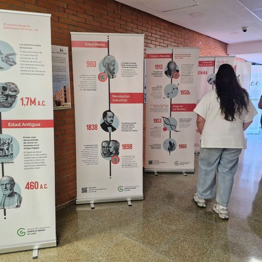 Dos personas observan la exposición de la Asociación Española Contra el Cáncer en el Hospital El Bierzo | Foto: Gerencia de Asistencia Sanitaria del Bierzo Dos personas observan la exposición de la Asociación Española Contra el Cáncer en el Hospital El Bierzo | Foto: Gerencia de Asistencia Sanitaria del Bierzo