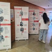 Dos personas observan la exposición de la Asociación Española Contra el Cáncer en el Hospital El Bierzo | Foto: Gerencia de Asistencia Sanitaria del Bierzo Dos personas observan la exposición de la Asociación Española Contra el Cáncer en el Hospital El Bierzo | Foto: Gerencia de Asistencia Sanitaria del Bierzo