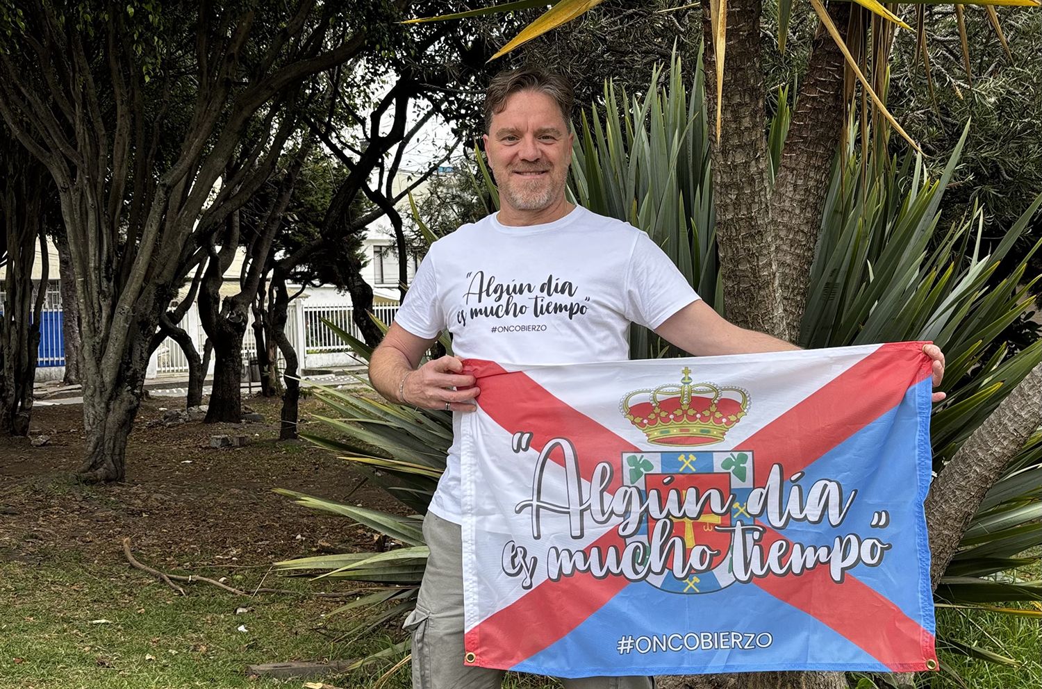 Carlos García posa con la bandera de Oncobierzo Carlos García posa con la bandera de Oncobierzo